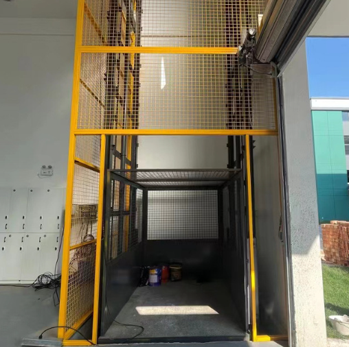 渝水导轨式升降机助力物流园破解运输难题